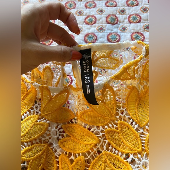 Lord & Taylor Yellow White Floral Lace Bell Sleeve Mod Blouse size small - Picture 3 of 8